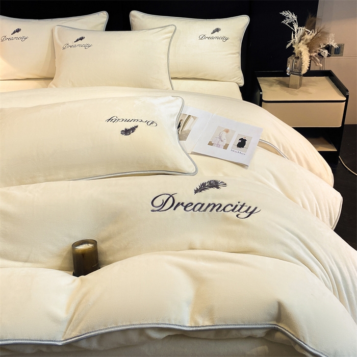 91家纺网 家纺一手货源 找家纺 梦幻之城 2025新款牛奶绒刺绣款四件套-寐羽A款 寐羽-奶芋色