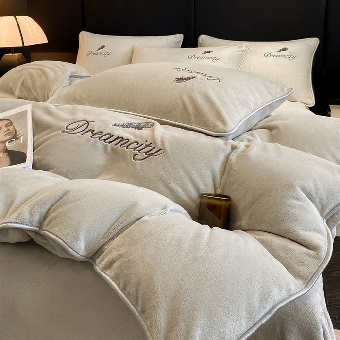 91家纺网 家纺一手货源 找家纺 梦幻之城 2025新款牛奶绒刺绣款四件套-寐羽A款 寐羽-香草灰