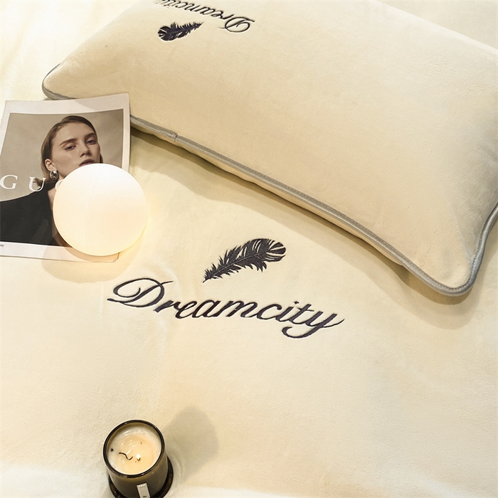 91家纺网 家纺一手货源 找家纺 梦幻之城 2025新款牛奶绒刺绣款四件套-寐羽A款 寐羽-奶芋色