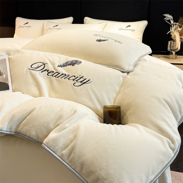 91家纺网 家纺一手货源 找家纺 梦幻之城 2025新款牛奶绒刺绣款四件套-寐羽A款 寐羽-奶芋色