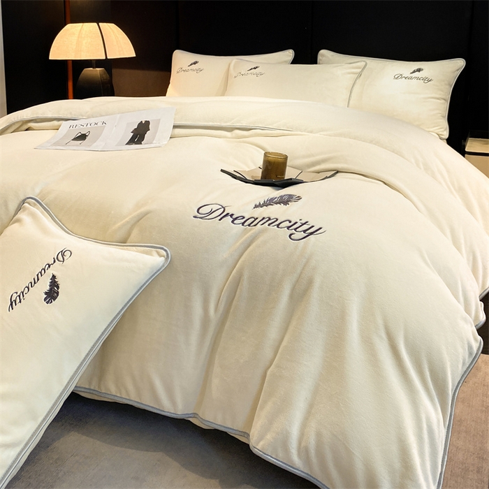 91家纺网 家纺一手货源 找家纺 梦幻之城 2025新款牛奶绒刺绣款四件套-寐羽A款 寐羽-奶芋色