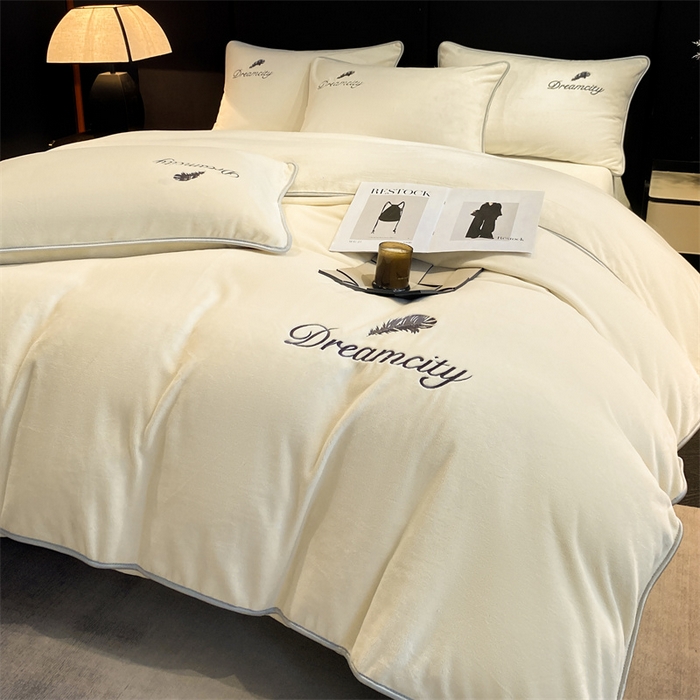 91家纺网 家纺一手货源 找家纺 梦幻之城 2025新款牛奶绒刺绣款四件套-寐羽A款 寐羽-奶芋色