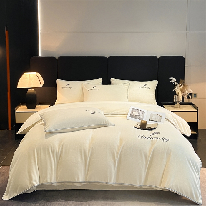 91家纺网 家纺一手货源 找家纺 梦幻之城 2025新款牛奶绒刺绣款四件套-寐羽A款 寐羽-奶芋色