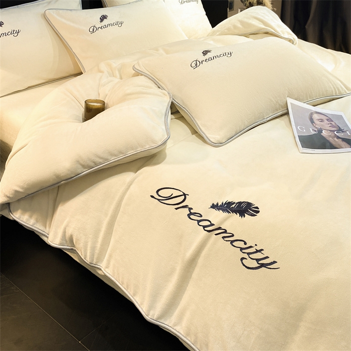 91家纺网 家纺一手货源 找家纺 梦幻之城 2025新款牛奶绒刺绣款四件套-寐羽A款 寐羽-奶芋色