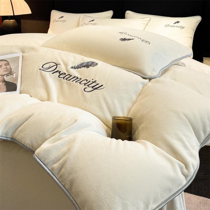 91家纺网 家纺一手货源 找家纺 梦幻之城 2025新款牛奶绒刺绣款四件套-寐羽A款 寐羽-奶芋色