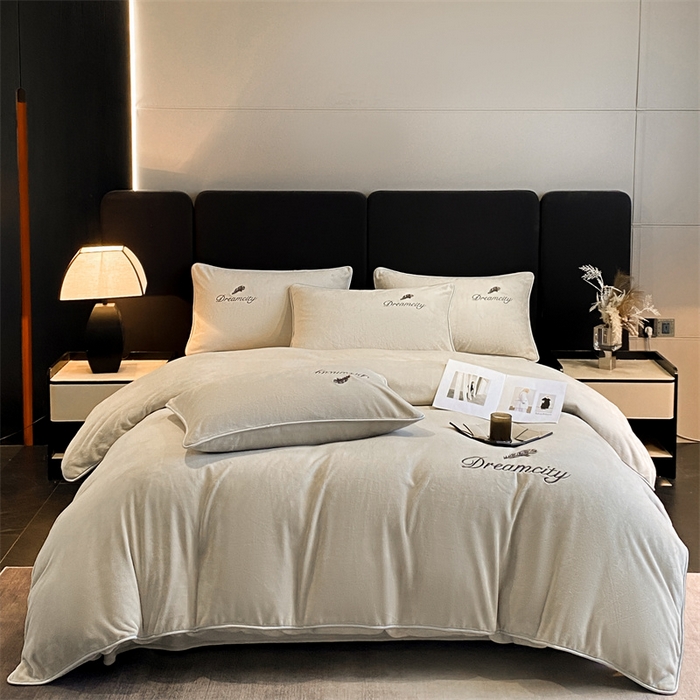 91家纺网 家纺一手货源 找家纺 梦幻之城 2025新款牛奶绒刺绣款四件套-寐羽A款 寐羽-香草灰