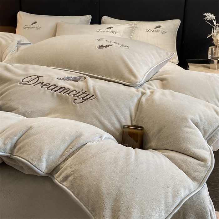 91家纺网 家纺一手货源 找家纺 梦幻之城 2025新款牛奶绒刺绣款四件套-寐羽A款 寐羽-香草灰