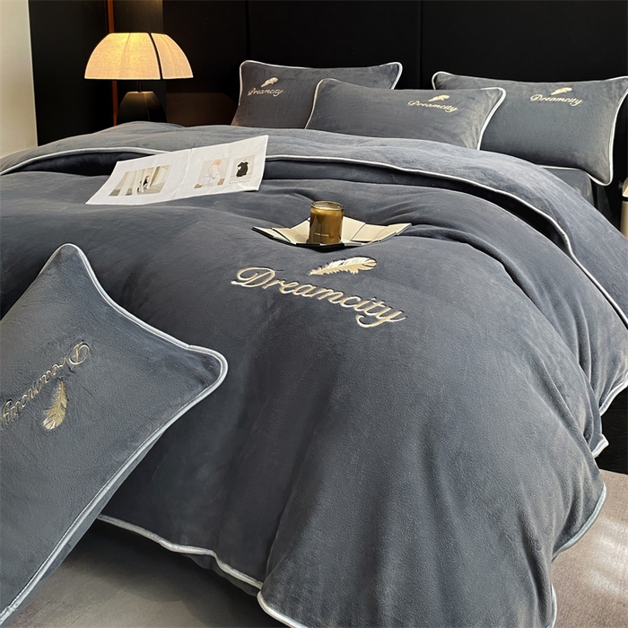 91家纺网 家纺一手货源 找家纺 梦幻之城 2025新款牛奶绒刺绣款四件套-寐羽A款 寐羽-绅士灰