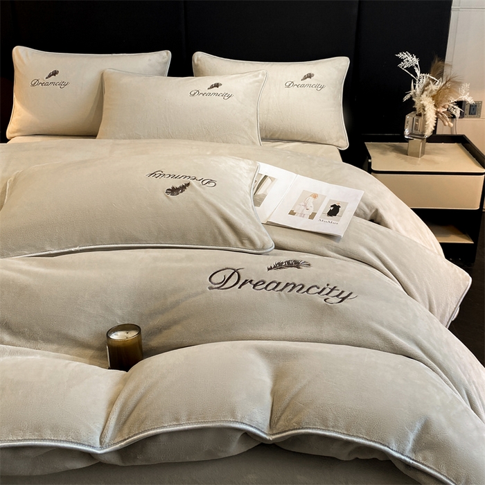 91家纺网 家纺一手货源 找家纺 梦幻之城 2025新款牛奶绒刺绣款四件套-寐羽A款 寐羽-香草灰