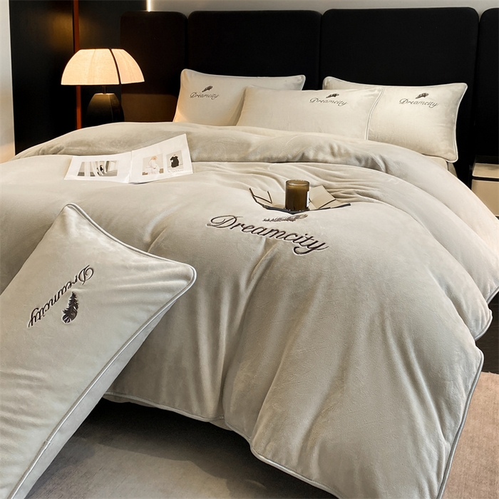 91家纺网 家纺一手货源 找家纺 梦幻之城 2025新款牛奶绒刺绣款四件套-寐羽A款 寐羽-香草灰