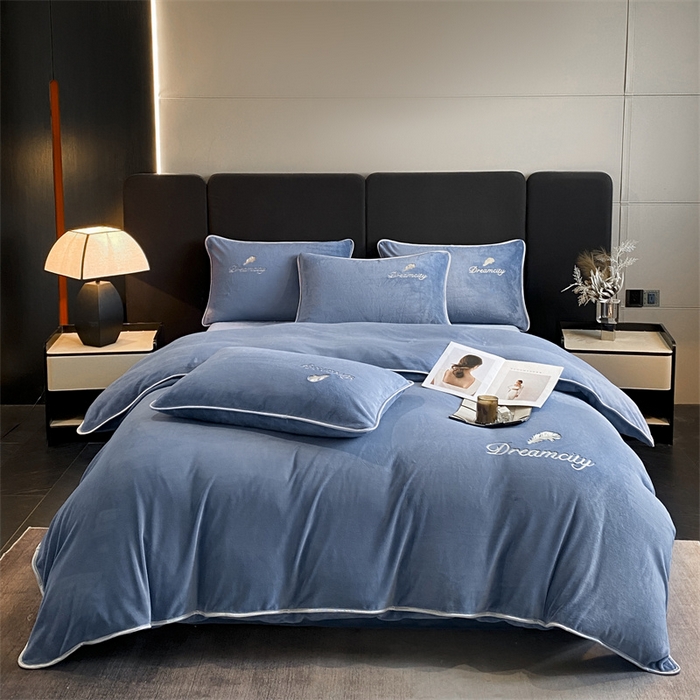 91家纺网 家纺一手货源 找家纺 梦幻之城 2025新款牛奶绒刺绣款四件套-寐羽A款 寐羽-宾利蓝