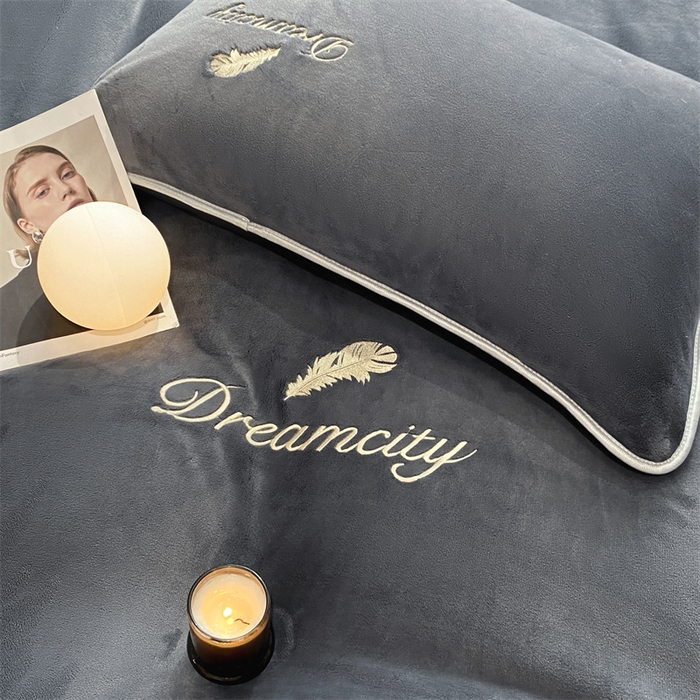 91家纺网 家纺一手货源 找家纺 梦幻之城 2025新款牛奶绒刺绣款四件套-寐羽A款 寐羽-绅士灰