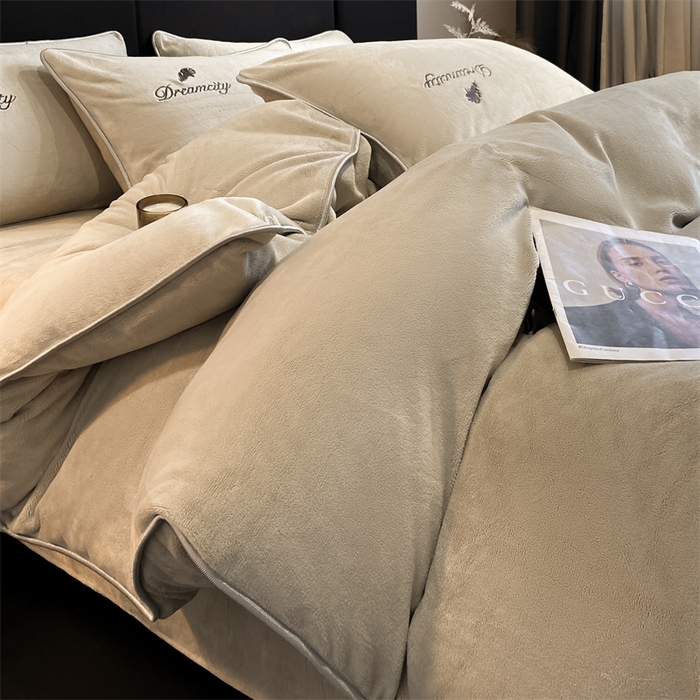 91家纺网 家纺一手货源 找家纺 梦幻之城 2025新款牛奶绒刺绣款四件套-寐羽A款 寐羽-香草灰