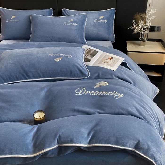 91家纺网 家纺一手货源 找家纺 梦幻之城 2025新款牛奶绒刺绣款四件套-寐羽A款 寐羽-宾利蓝