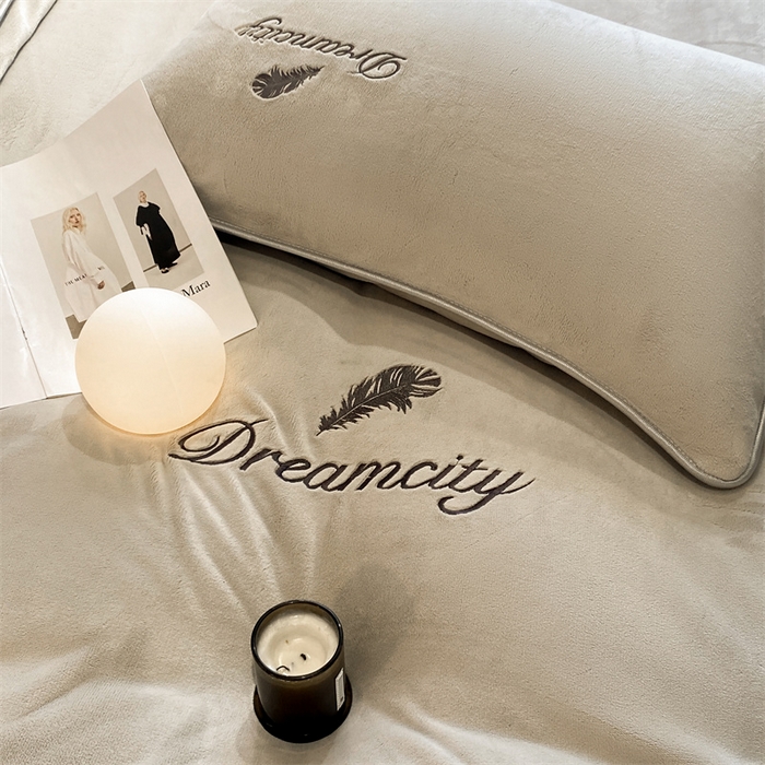 91家纺网 家纺一手货源 找家纺 梦幻之城 2025新款牛奶绒刺绣款四件套-寐羽A款 寐羽-香草灰