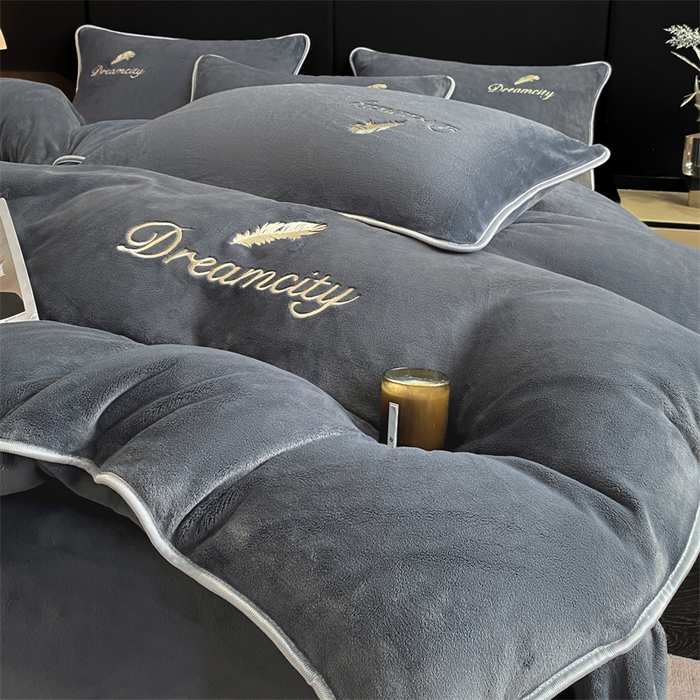 91家纺网 家纺一手货源 找家纺 梦幻之城 2025新款牛奶绒刺绣款四件套-寐羽A款 寐羽-绅士灰