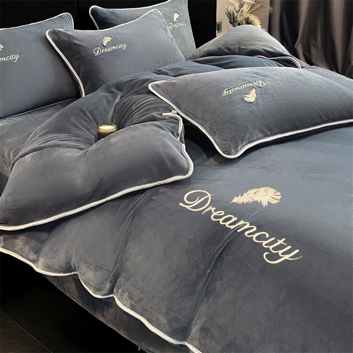 91家纺网 家纺一手货源 找家纺 梦幻之城 2025新款牛奶绒刺绣款四件套-寐羽A款 寐羽-绅士灰