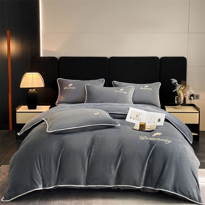 91家纺网 家纺一手货源 找家纺 梦幻之城 2025新款牛奶绒刺绣款四件套-寐羽A款 寐羽-绅士灰