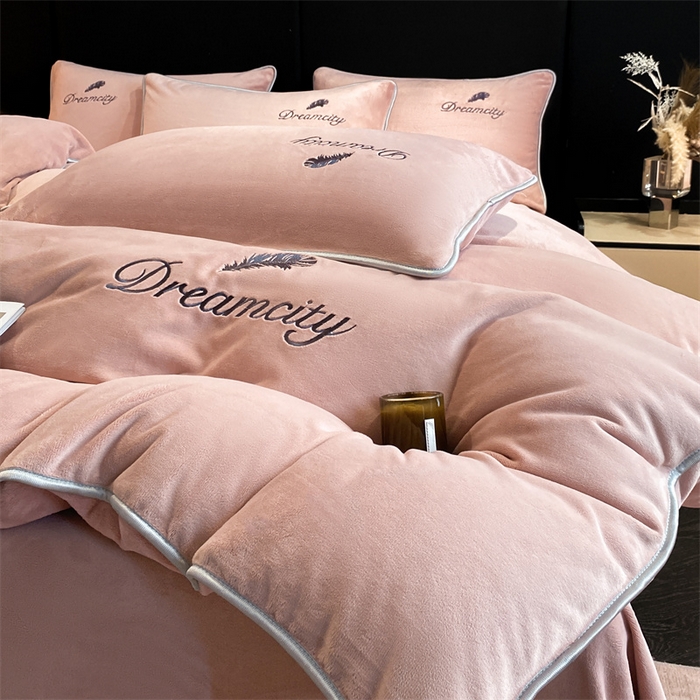 91家纺网 家纺一手货源 找家纺 梦幻之城 2025新款牛奶绒刺绣款四件套-寐羽A款 寐羽-可可粉