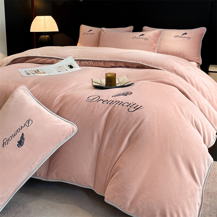 91家纺网 家纺一手货源 找家纺 梦幻之城 2025新款牛奶绒刺绣款四件套-寐羽A款 寐羽-可可粉