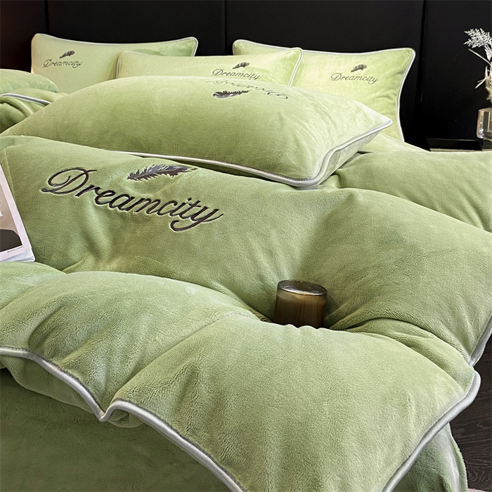 91家纺网 家纺一手货源 找家纺 梦幻之城 2025新款牛奶绒刺绣款四件套-寐羽A款 寐羽-月白绿