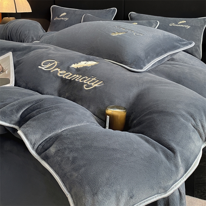 91家纺网 家纺一手货源 找家纺 梦幻之城 2025新款牛奶绒刺绣款四件套-寐羽A款 寐羽-绅士灰