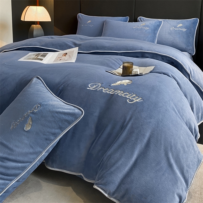 91家纺网 家纺一手货源 找家纺 梦幻之城 2025新款牛奶绒刺绣款四件套-寐羽A款 寐羽-宾利蓝