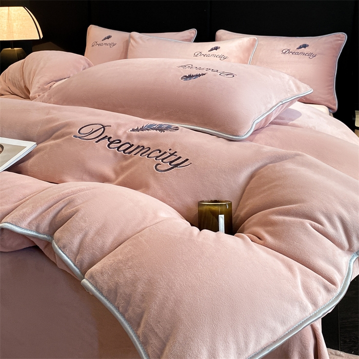 91家纺网 家纺一手货源 找家纺 梦幻之城 2025新款牛奶绒刺绣款四件套-寐羽A款 寐羽-可可粉