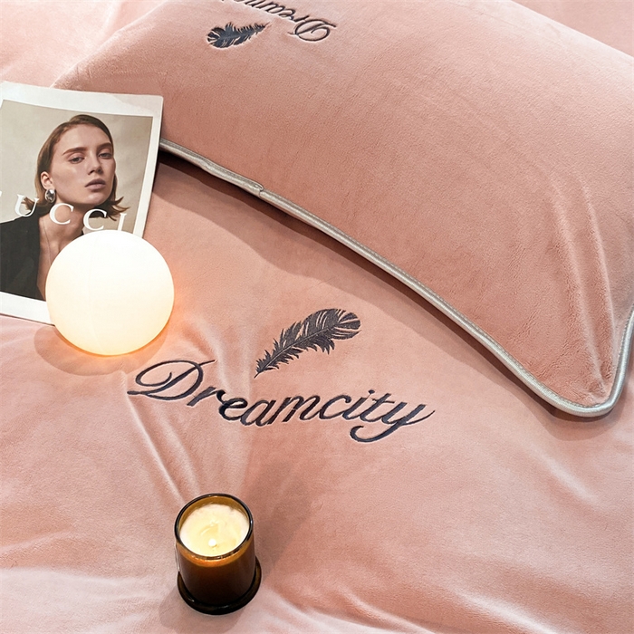 91家纺网 家纺一手货源 找家纺 梦幻之城 2025新款牛奶绒刺绣款四件套-寐羽A款 寐羽-可可粉