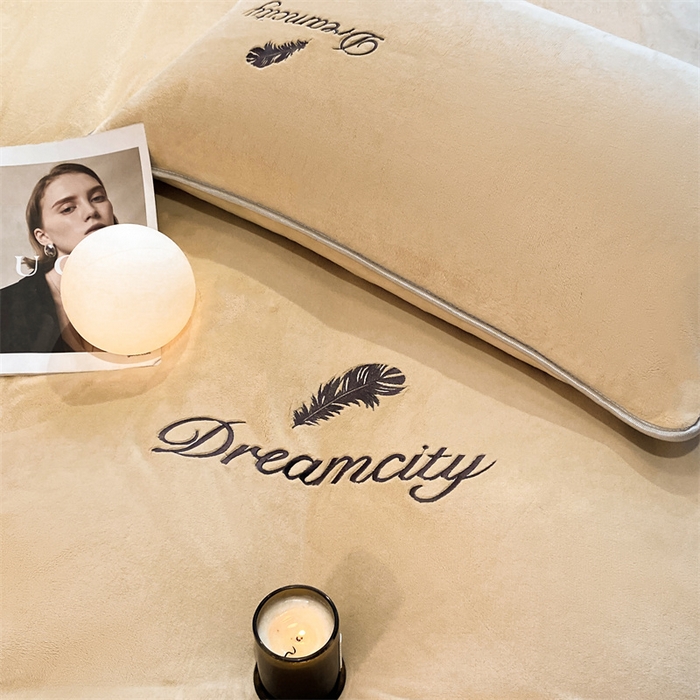 91家纺网 家纺一手货源 找家纺 梦幻之城 2025新款牛奶绒刺绣款四件套-寐羽A款 寐羽-香槟色