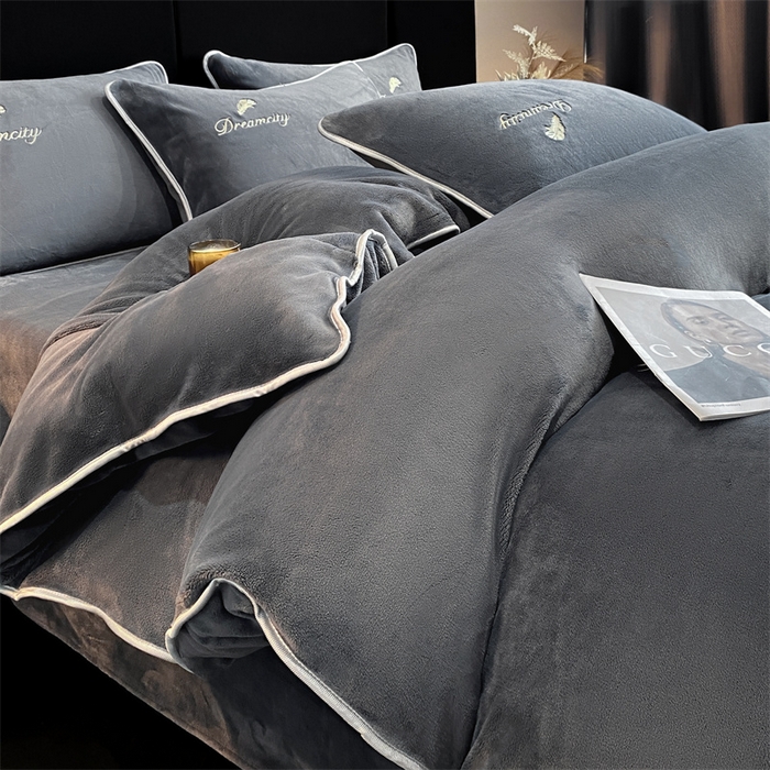 91家纺网 家纺一手货源 找家纺 梦幻之城 2025新款牛奶绒刺绣款四件套-寐羽A款 寐羽-绅士灰