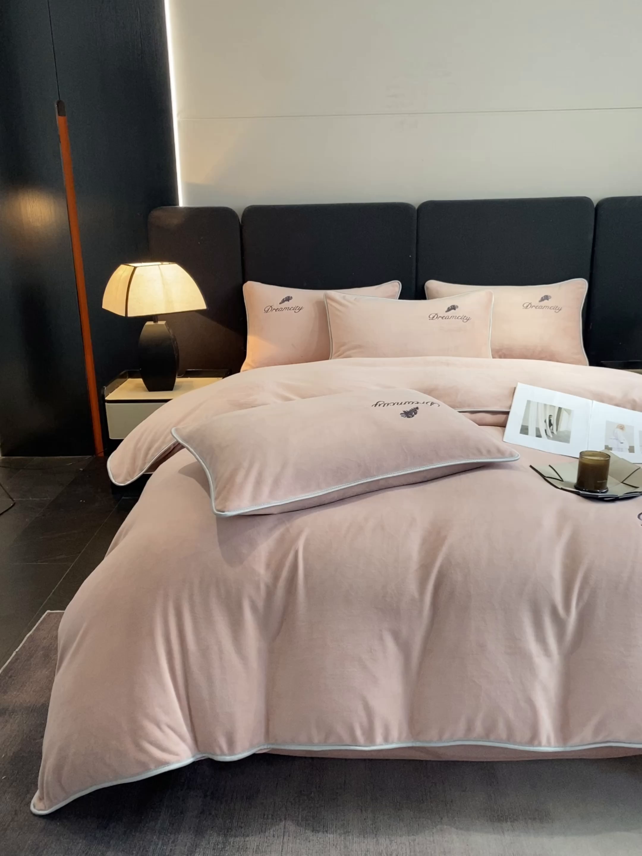 91家纺网 家纺一手货源 找家纺 梦幻之城 2025新款牛奶绒刺绣款四件套-寐羽A款 寐羽-可可粉