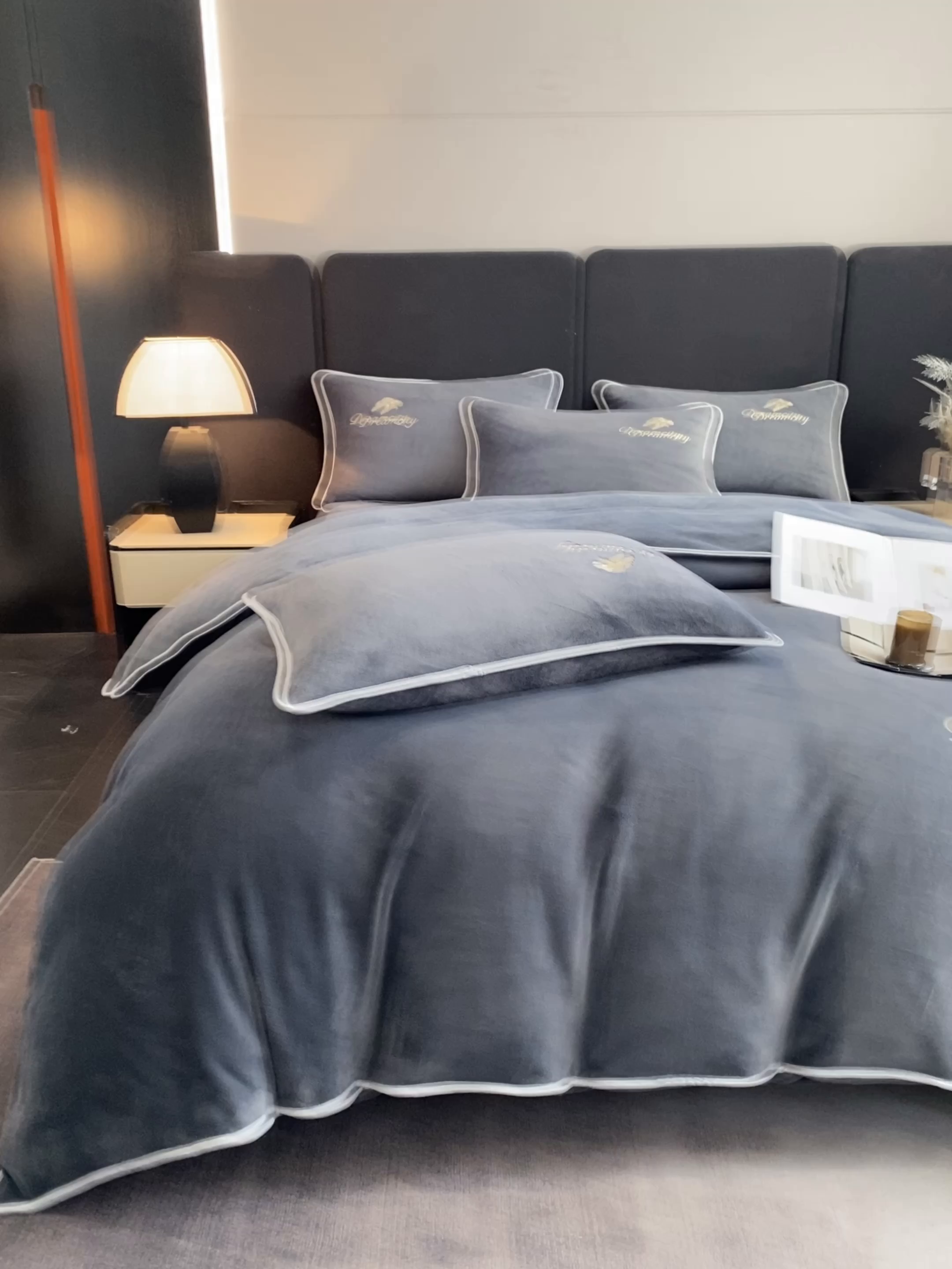 91家纺网 家纺一手货源 找家纺 梦幻之城 2025新款牛奶绒刺绣款四件套-寐羽A款 寐羽-绅士灰