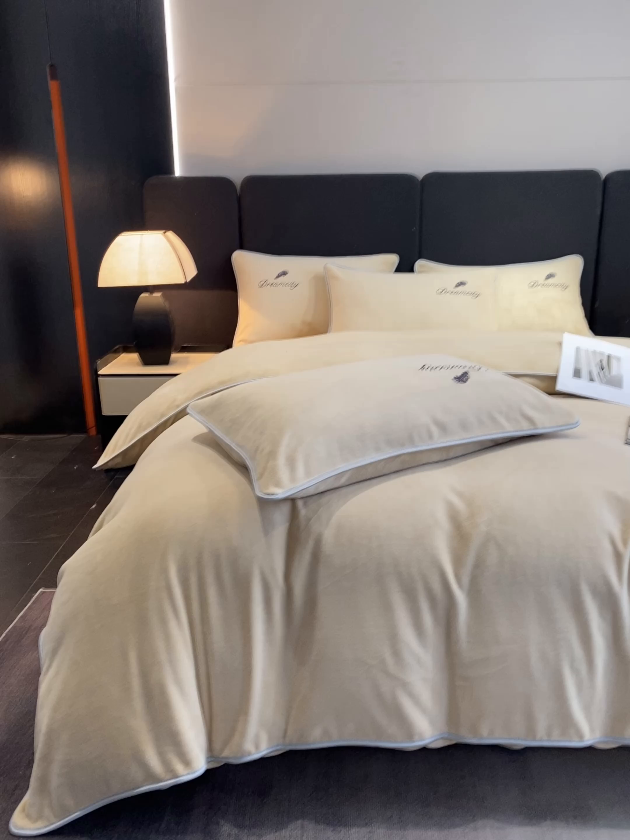 91家纺网 家纺一手货源 找家纺 梦幻之城 2025新款牛奶绒刺绣款四件套-寐羽A款 寐羽-香槟色