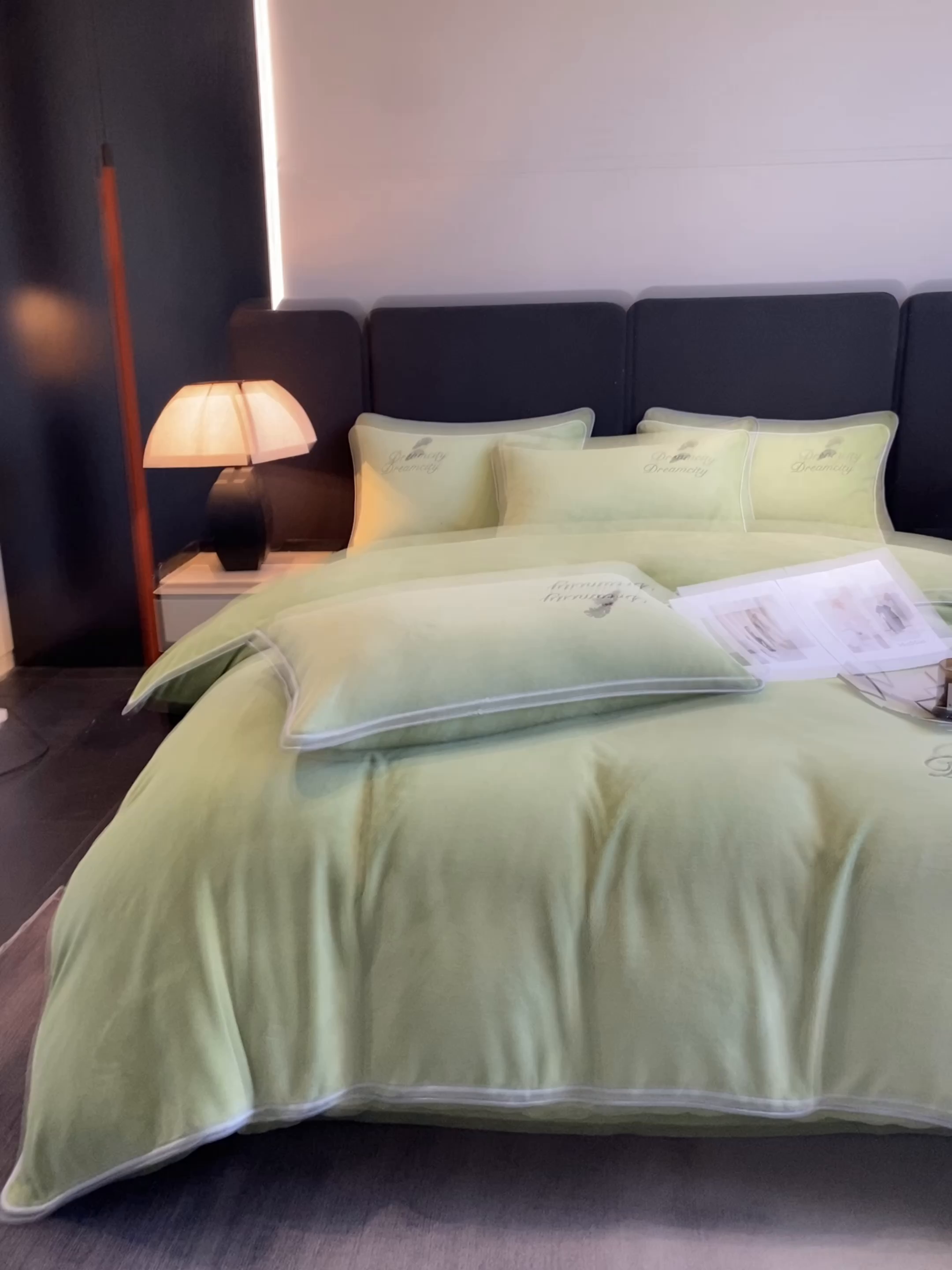 91家纺网 家纺一手货源 找家纺 梦幻之城 2025新款牛奶绒刺绣款四件套-寐羽A款 寐羽-月白绿