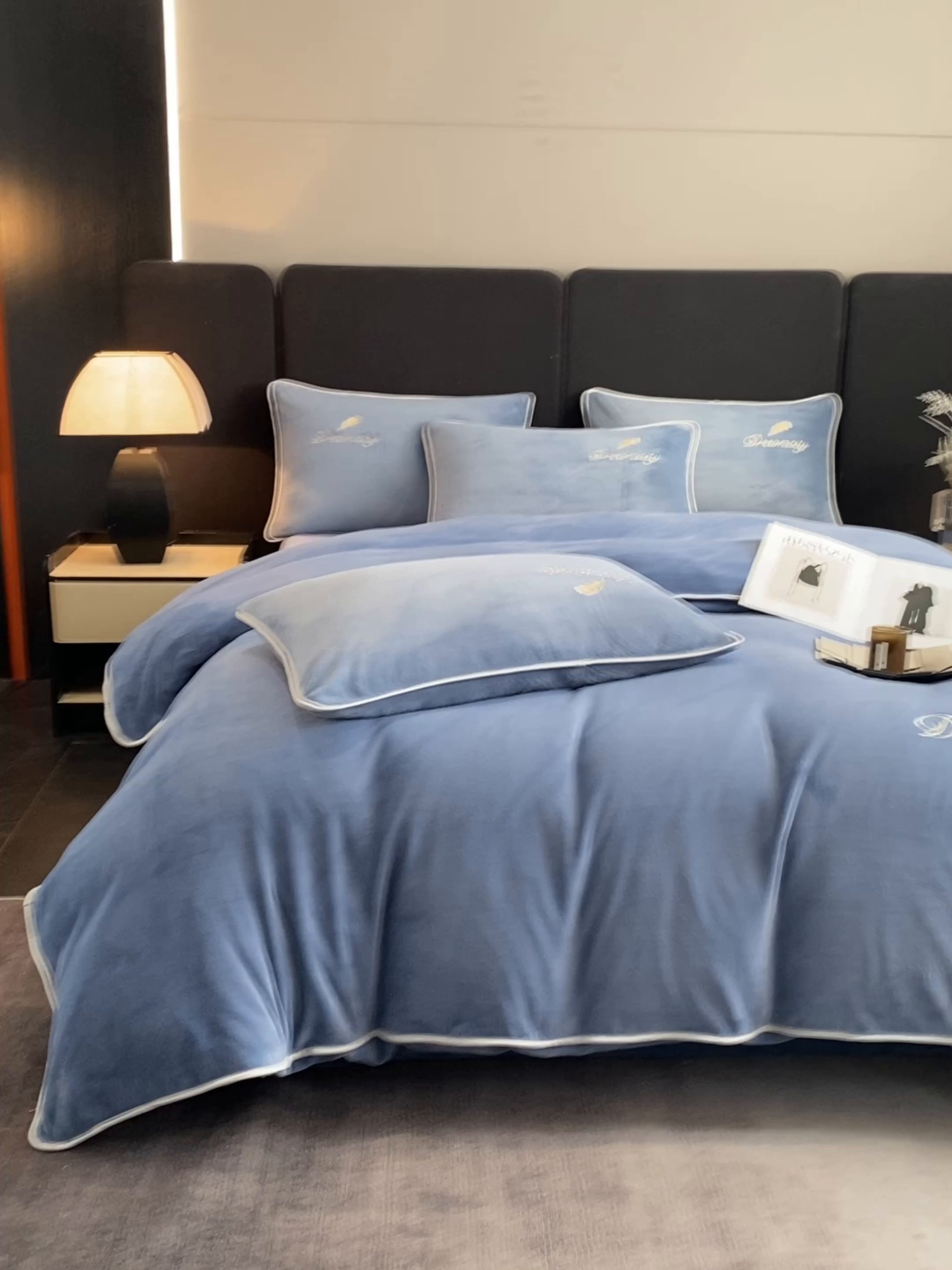 91家纺网 家纺一手货源 找家纺 （总）梦幻之城 2025新款牛奶绒刺绣款四件套-寐羽A款