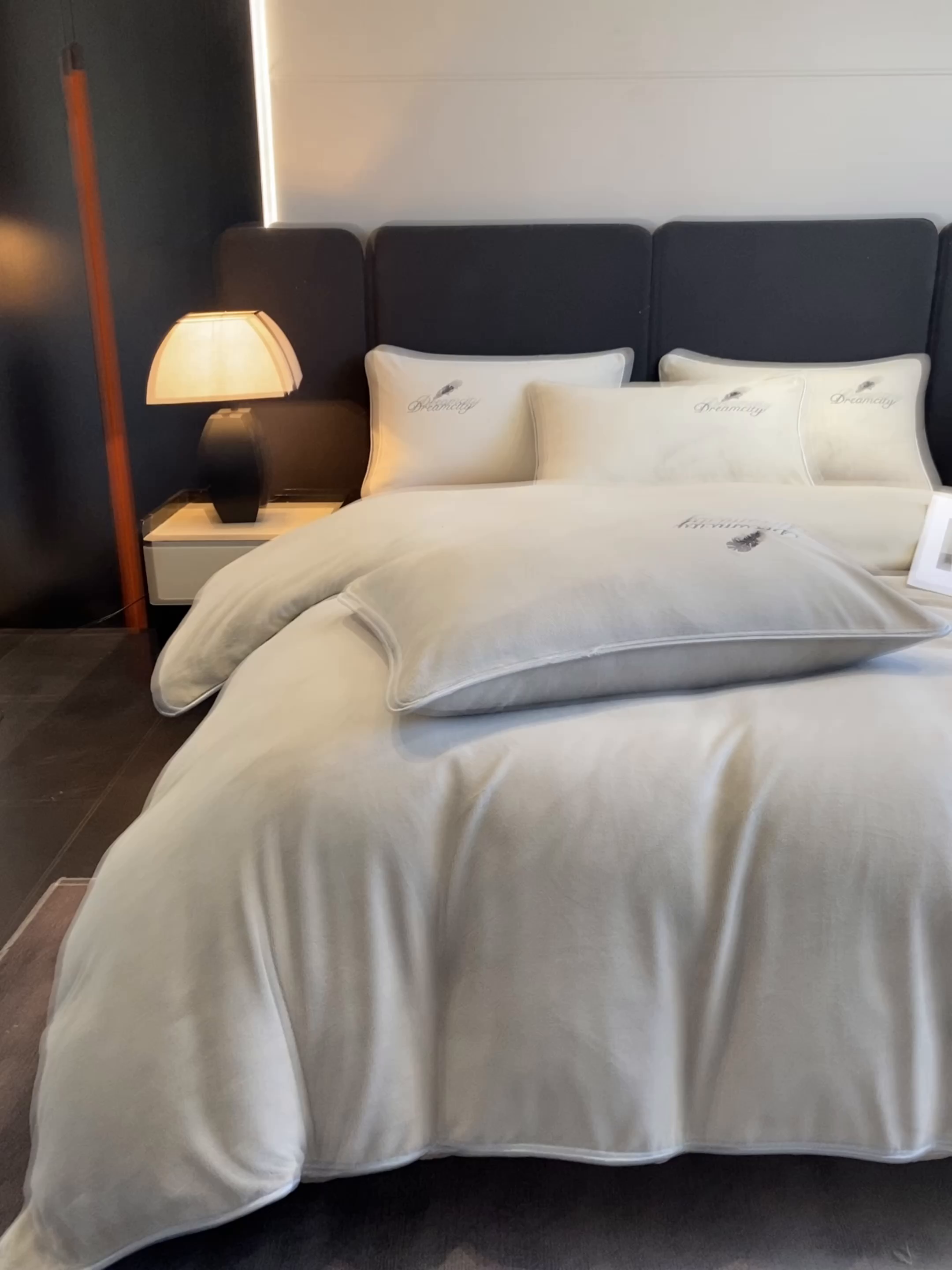 91家纺网 家纺一手货源 找家纺 梦幻之城 2025新款牛奶绒刺绣款四件套-寐羽A款 寐羽-香草灰