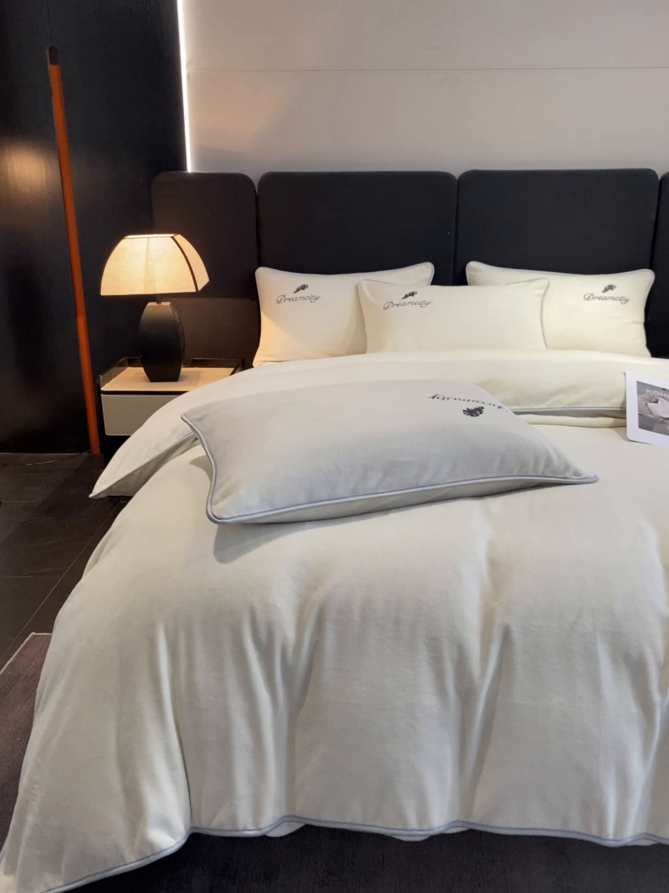 91家纺网 家纺一手货源 找家纺 梦幻之城 2025新款牛奶绒刺绣款四件套-寐羽A款 寐羽-奶芋色