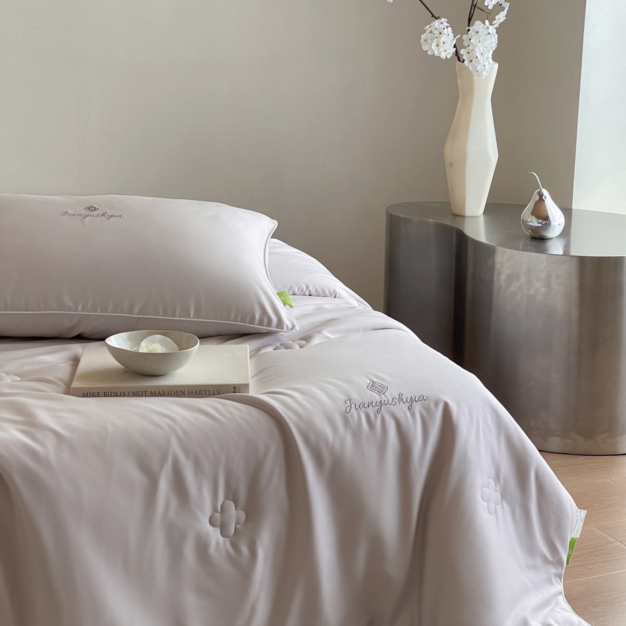 91家纺网 家纺一手货源 找家纺 茧羽世家 2025新款植物羊绒温感被子被芯 月白灰