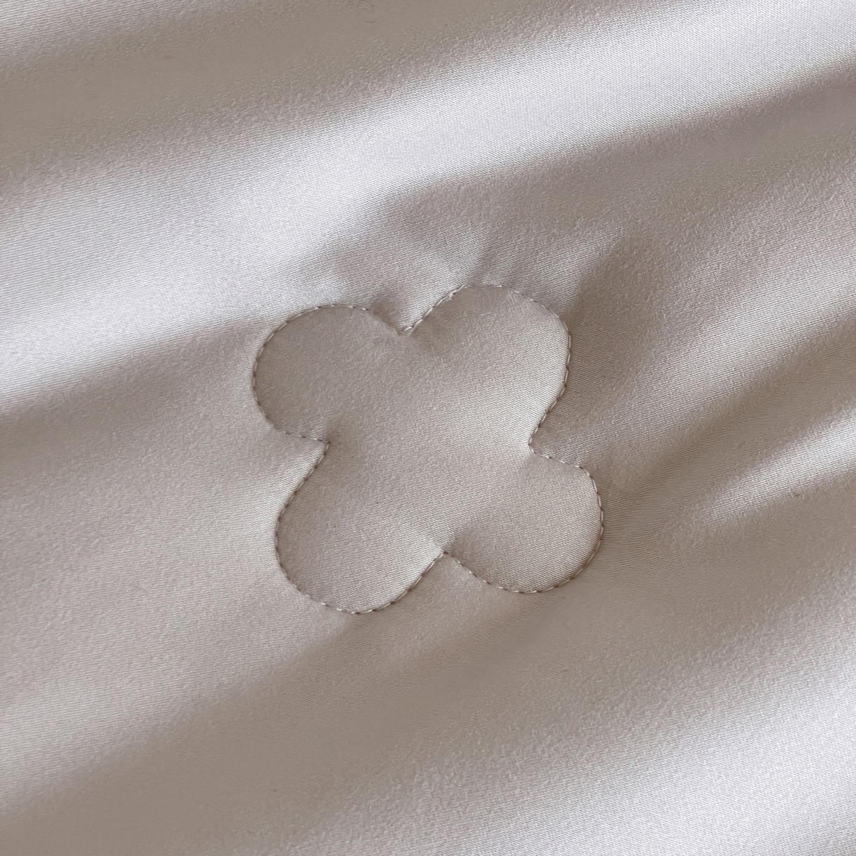 91家纺网 家纺一手货源 找家纺 茧羽世家 2025新款植物羊绒温感被子被芯 月白灰