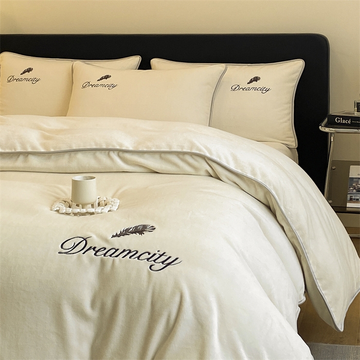 91家纺网 家纺一手货源 找家纺 梦幻之城 2025新款牛奶绒刺绣款四件套-寐羽B款 寐羽-奶芋色