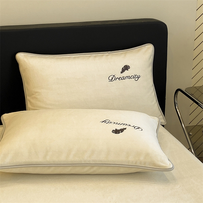 91家纺网 家纺一手货源 找家纺 梦幻之城 2025新款牛奶绒刺绣款四件套-寐羽B款 寐羽-奶芋色