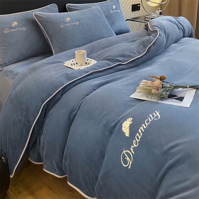 91家纺网 家纺一手货源 找家纺 梦幻之城 2025新款牛奶绒刺绣款四件套-寐羽B款 寐羽-宾利蓝