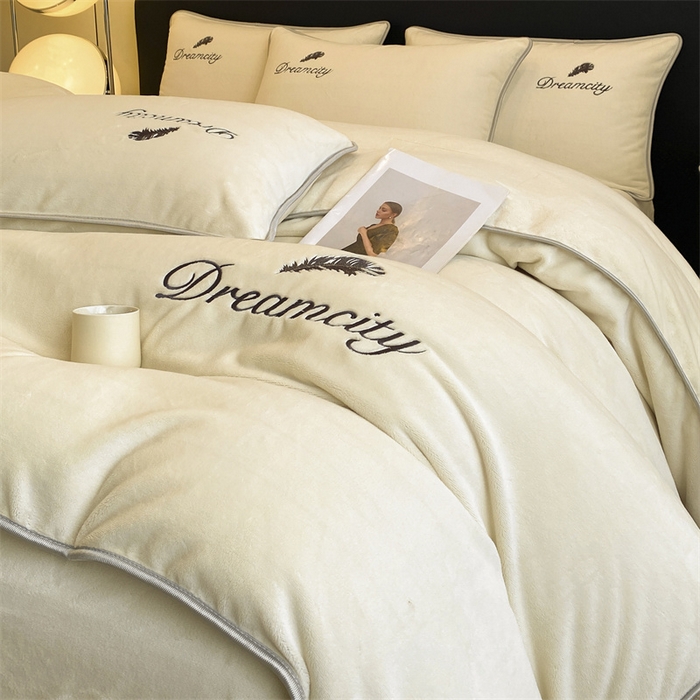 91家纺网 家纺一手货源 找家纺 梦幻之城 2025新款牛奶绒刺绣款四件套-寐羽B款 寐羽-奶芋色