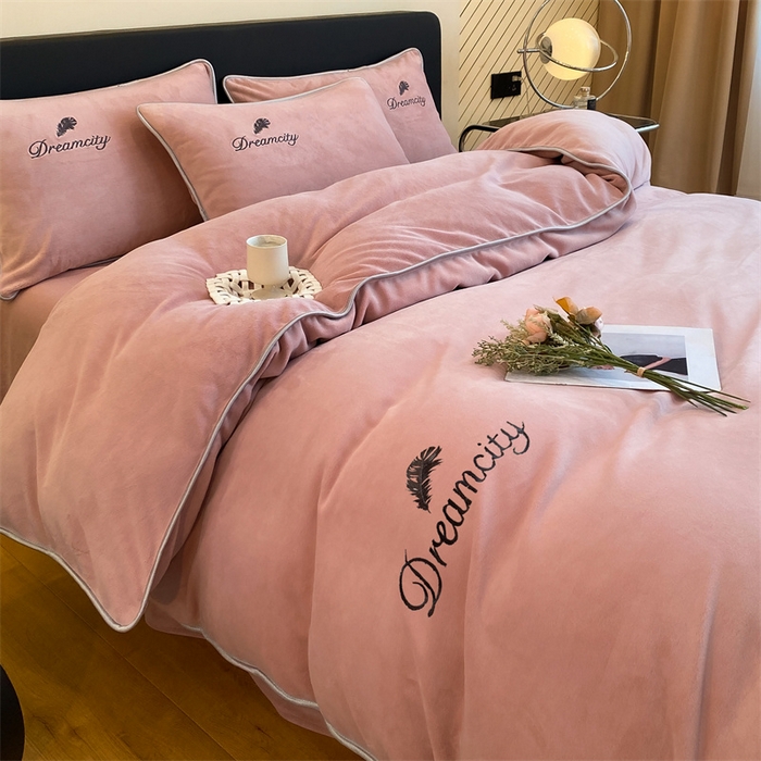 91家纺网 家纺一手货源 找家纺 梦幻之城 2025新款牛奶绒刺绣款四件套-寐羽B款 寐羽-可可粉