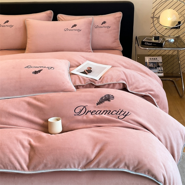 91家纺网 家纺一手货源 找家纺 梦幻之城 2025新款牛奶绒刺绣款四件套-寐羽B款 寐羽-可可粉