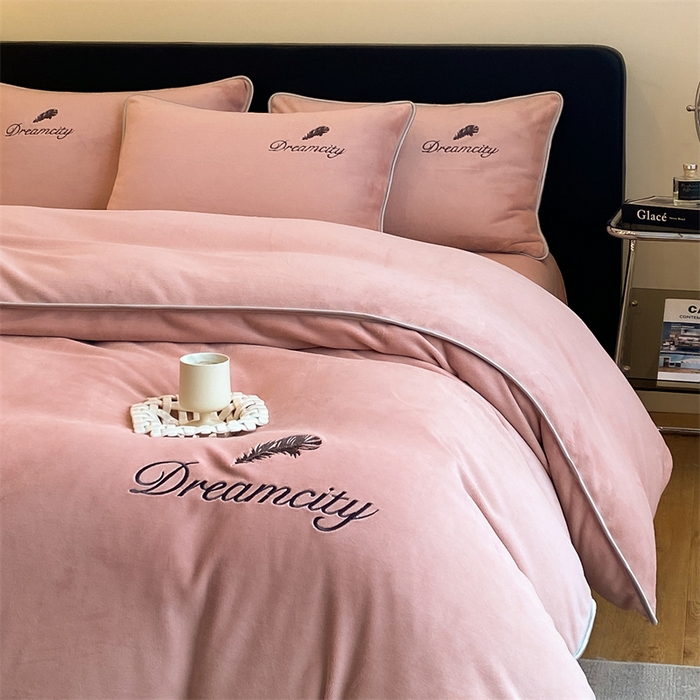 91家纺网 家纺一手货源 找家纺 梦幻之城 2025新款牛奶绒刺绣款四件套-寐羽B款 寐羽-可可粉