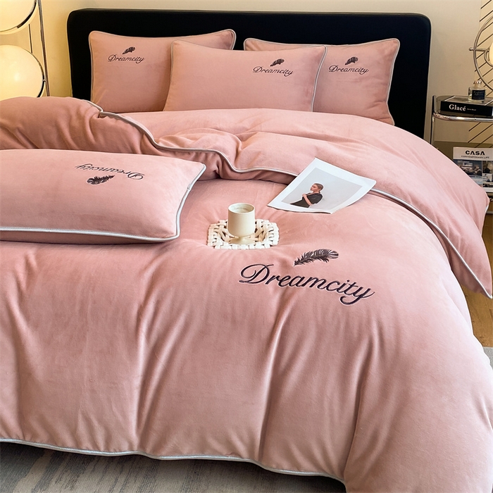 91家纺网 家纺一手货源 找家纺 梦幻之城 2025新款牛奶绒刺绣款四件套-寐羽B款 寐羽-可可粉