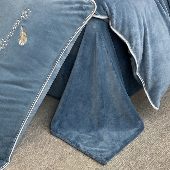 91家纺网 家纺一手货源 找家纺 梦幻之城 2025新款牛奶绒刺绣款四件套-寐羽B款 寐羽-宾利蓝