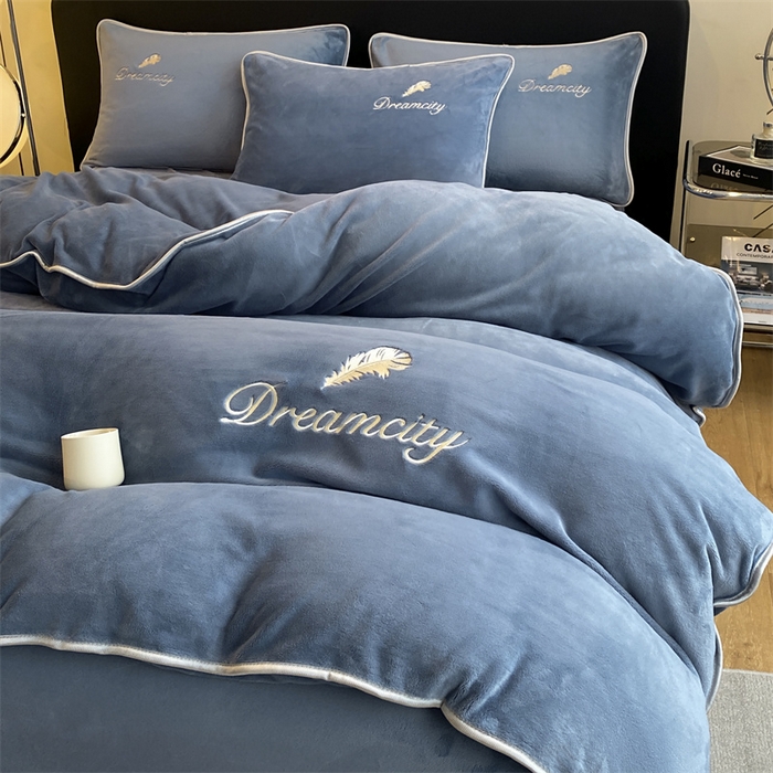 91家纺网 家纺一手货源 找家纺 梦幻之城 2025新款牛奶绒刺绣款四件套-寐羽B款 寐羽-宾利蓝